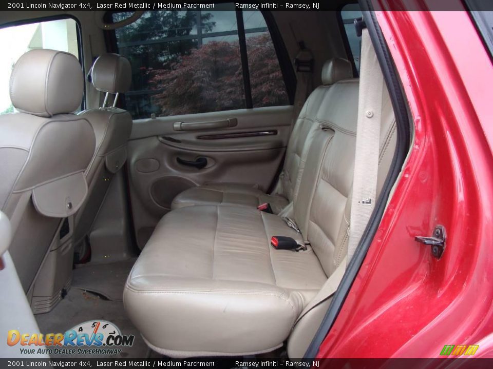2001 Lincoln Navigator 4x4 Laser Red Metallic / Medium Parchment Photo #13