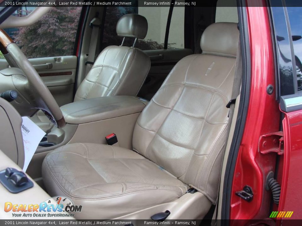 2001 Lincoln Navigator 4x4 Laser Red Metallic / Medium Parchment Photo #17
