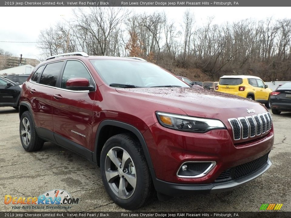 Front 3/4 View of 2019 Jeep Cherokee Limited 4x4 Photo #7