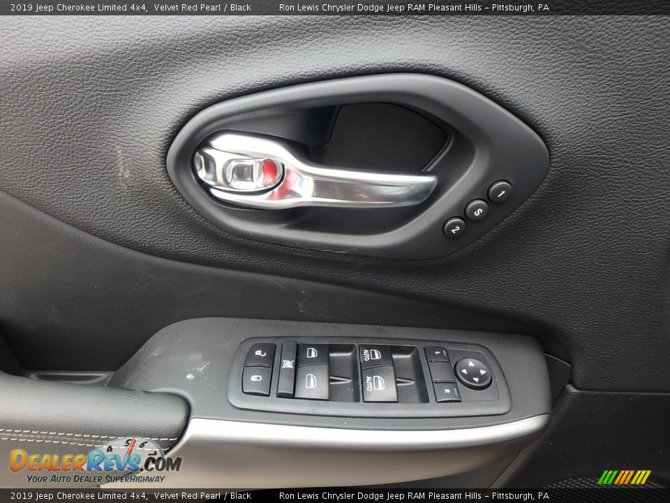 Controls of 2019 Jeep Cherokee Limited 4x4 Photo #13