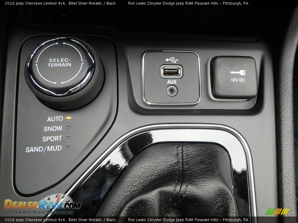 Controls of 2019 Jeep Cherokee Limited 4x4 Photo #19