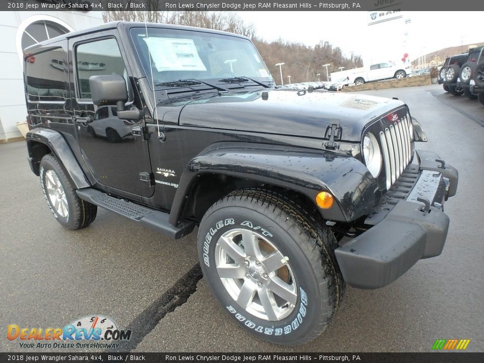Front 3/4 View of 2018 Jeep Wrangler Sahara 4x4 Photo #9