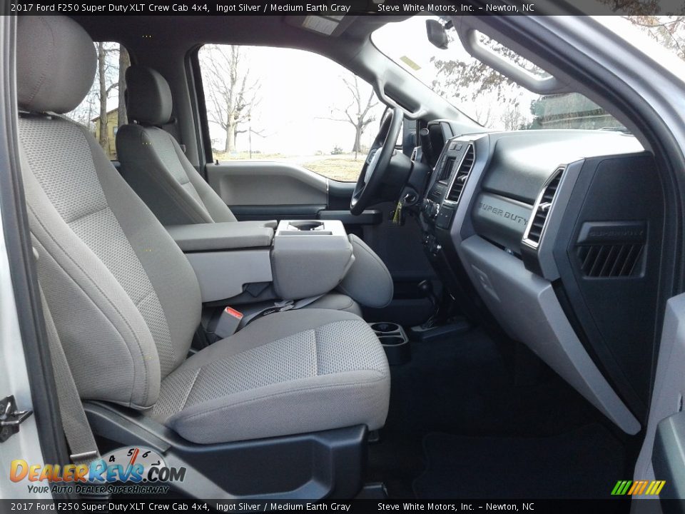 2017 Ford F250 Super Duty XLT Crew Cab 4x4 Ingot Silver / Medium Earth Gray Photo #15