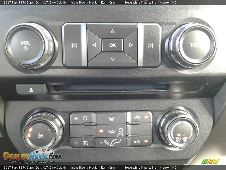 2017 Ford F250 Super Duty XLT Crew Cab 4x4 Ingot Silver / Medium Earth Gray Photo #24