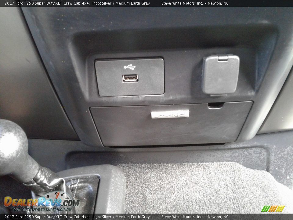 2017 Ford F250 Super Duty XLT Crew Cab 4x4 Ingot Silver / Medium Earth Gray Photo #25