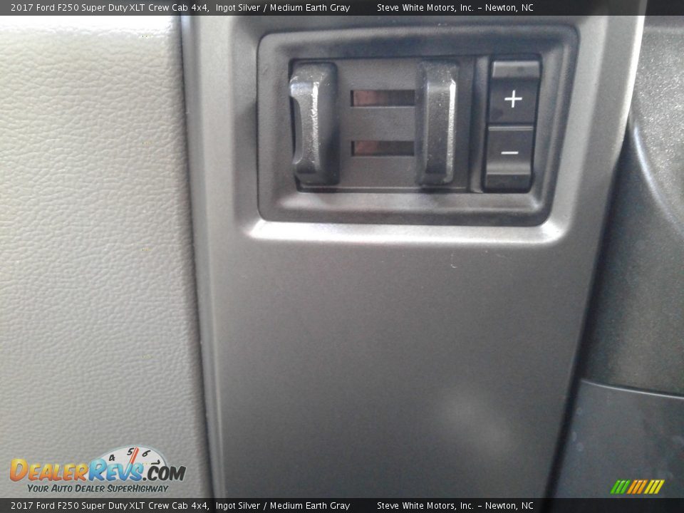 2017 Ford F250 Super Duty XLT Crew Cab 4x4 Ingot Silver / Medium Earth Gray Photo #26
