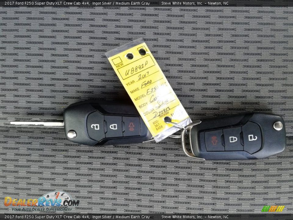 2017 Ford F250 Super Duty XLT Crew Cab 4x4 Ingot Silver / Medium Earth Gray Photo #29
