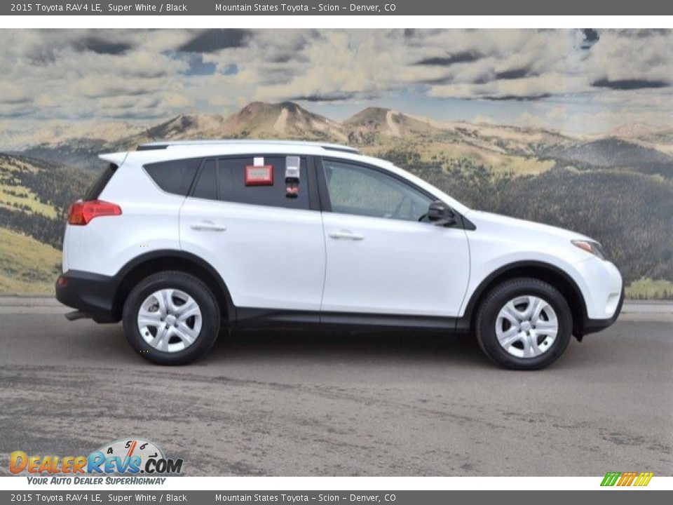 2015 Toyota RAV4 LE Super White / Black Photo #2