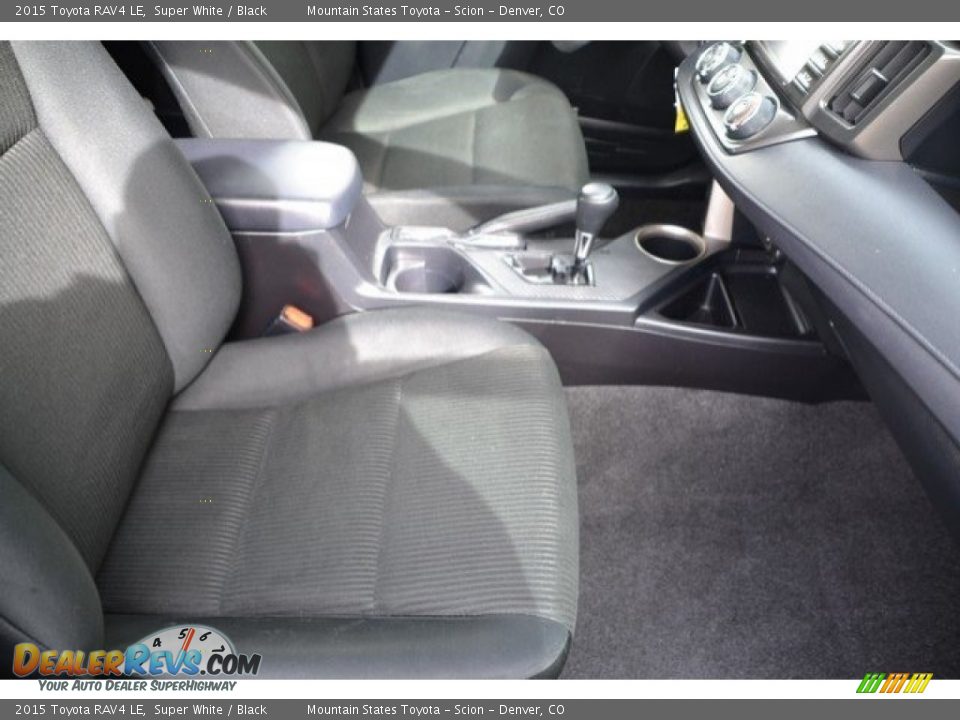 2015 Toyota RAV4 LE Super White / Black Photo #17
