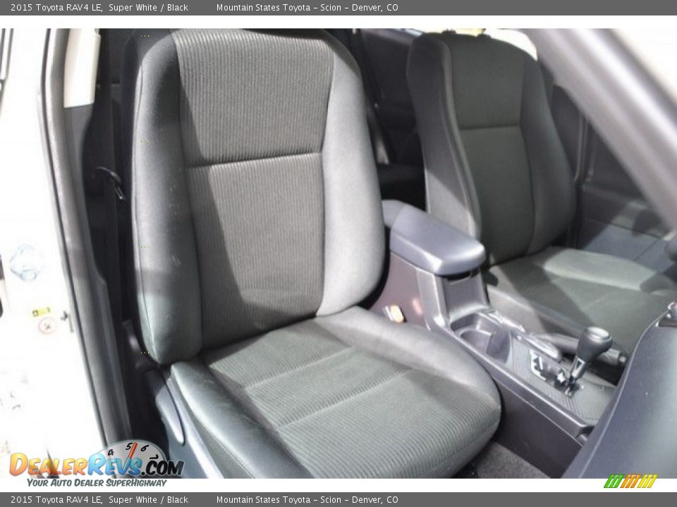 2015 Toyota RAV4 LE Super White / Black Photo #18