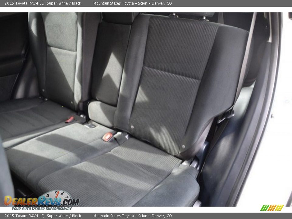 2015 Toyota RAV4 LE Super White / Black Photo #22