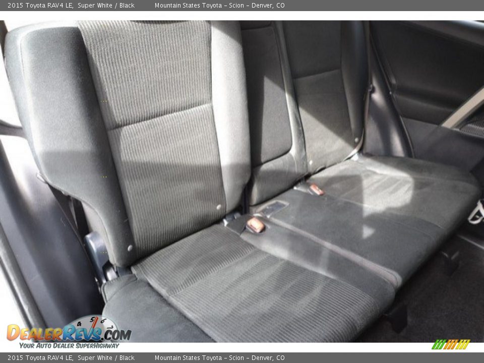 2015 Toyota RAV4 LE Super White / Black Photo #23