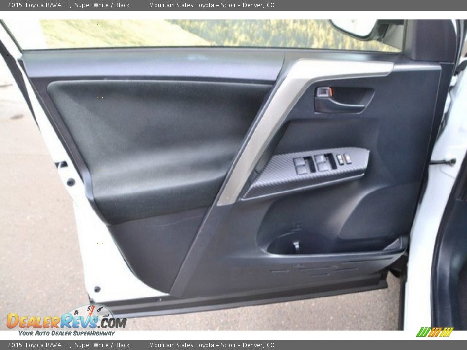 2015 Toyota RAV4 LE Super White / Black Photo #24