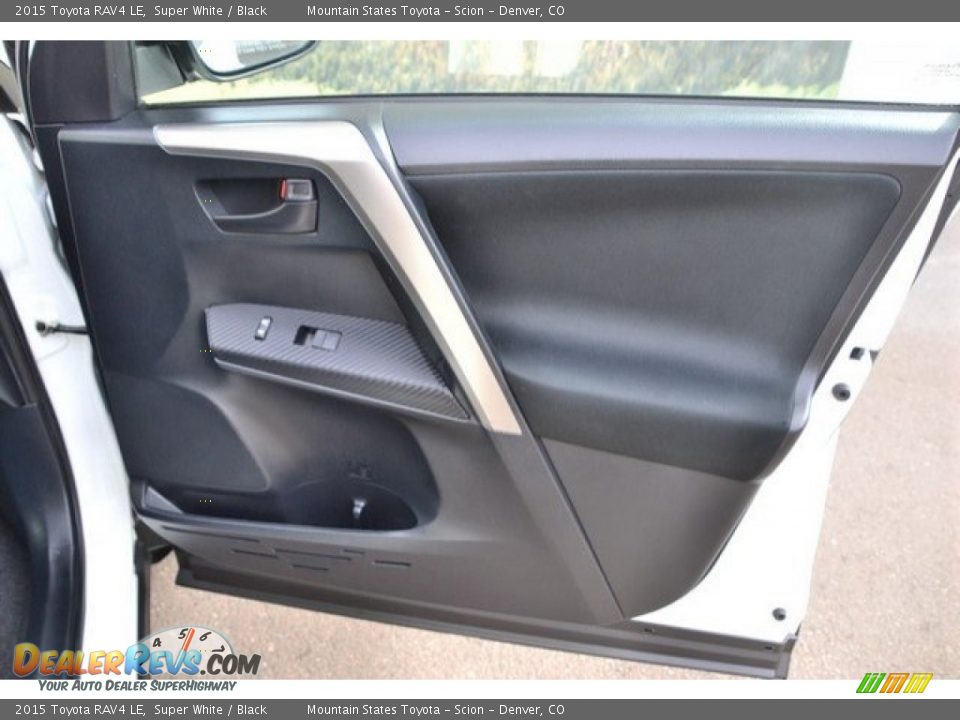 2015 Toyota RAV4 LE Super White / Black Photo #25