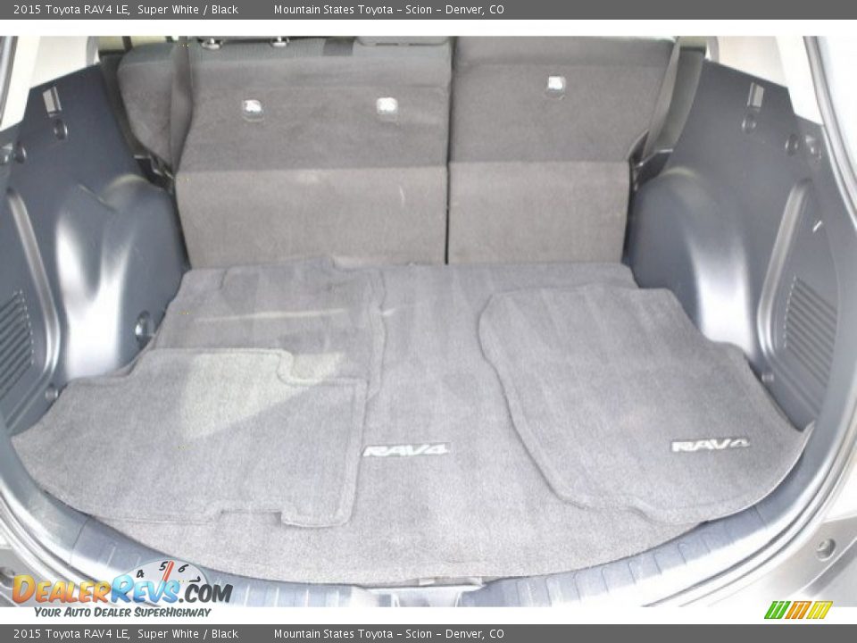 2015 Toyota RAV4 LE Super White / Black Photo #26