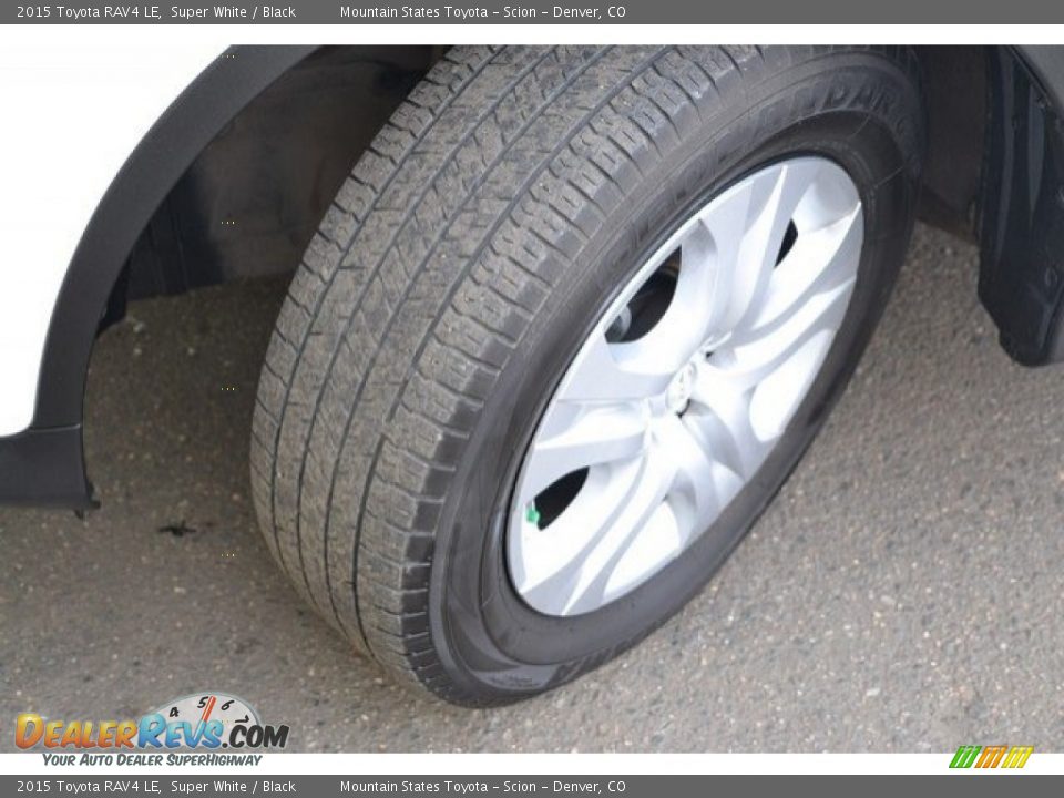 2015 Toyota RAV4 LE Super White / Black Photo #28