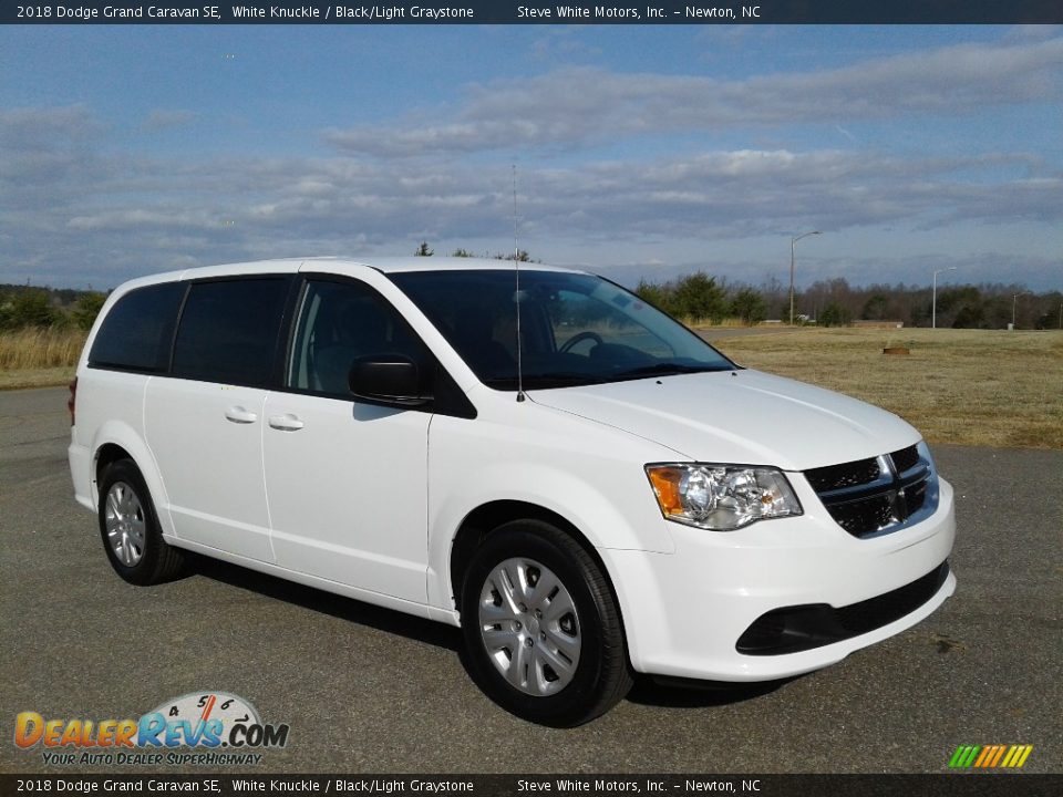 Front 3/4 View of 2018 Dodge Grand Caravan SE Photo #4