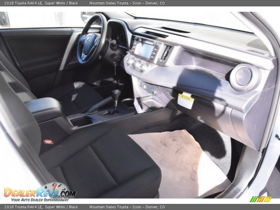 2018 Toyota RAV4 LE Super White / Black Photo #10