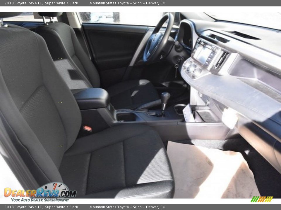2018 Toyota RAV4 LE Super White / Black Photo #11