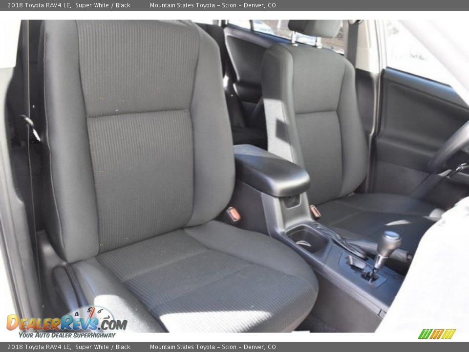 2018 Toyota RAV4 LE Super White / Black Photo #12