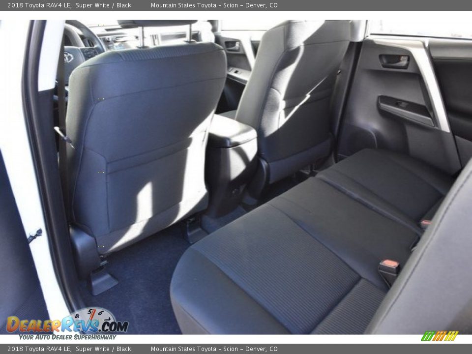 2018 Toyota RAV4 LE Super White / Black Photo #13