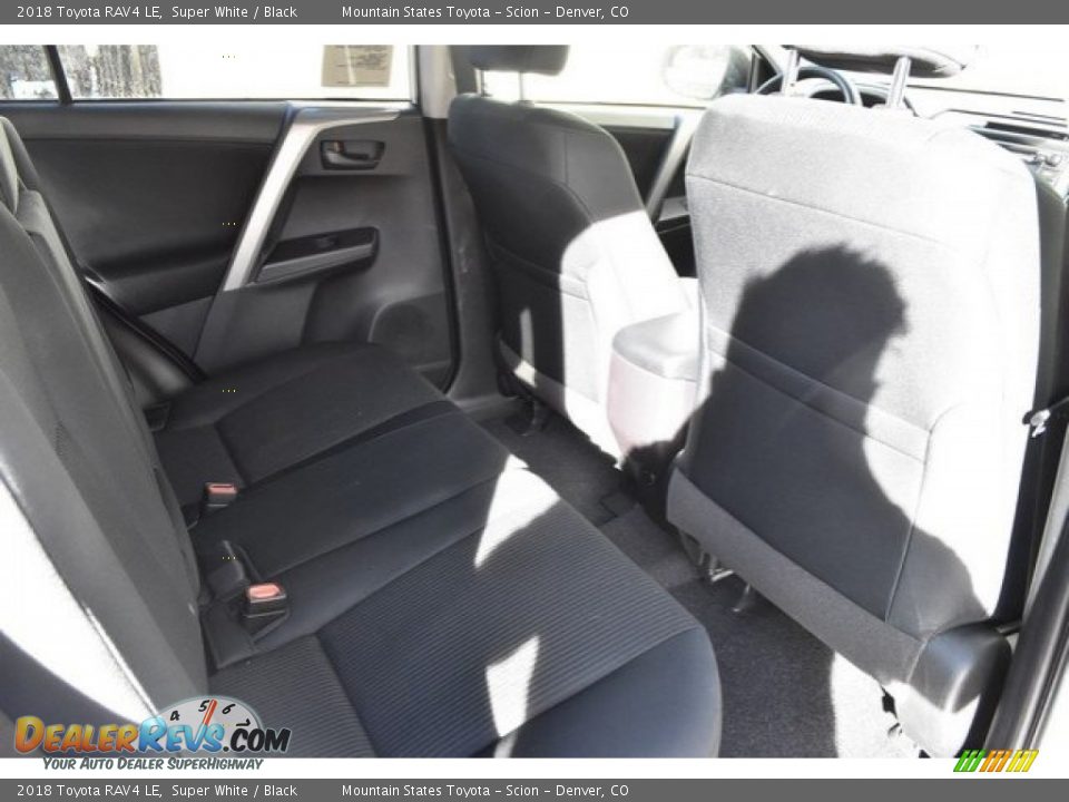 2018 Toyota RAV4 LE Super White / Black Photo #16