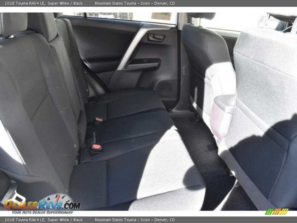 2018 Toyota RAV4 LE Super White / Black Photo #17