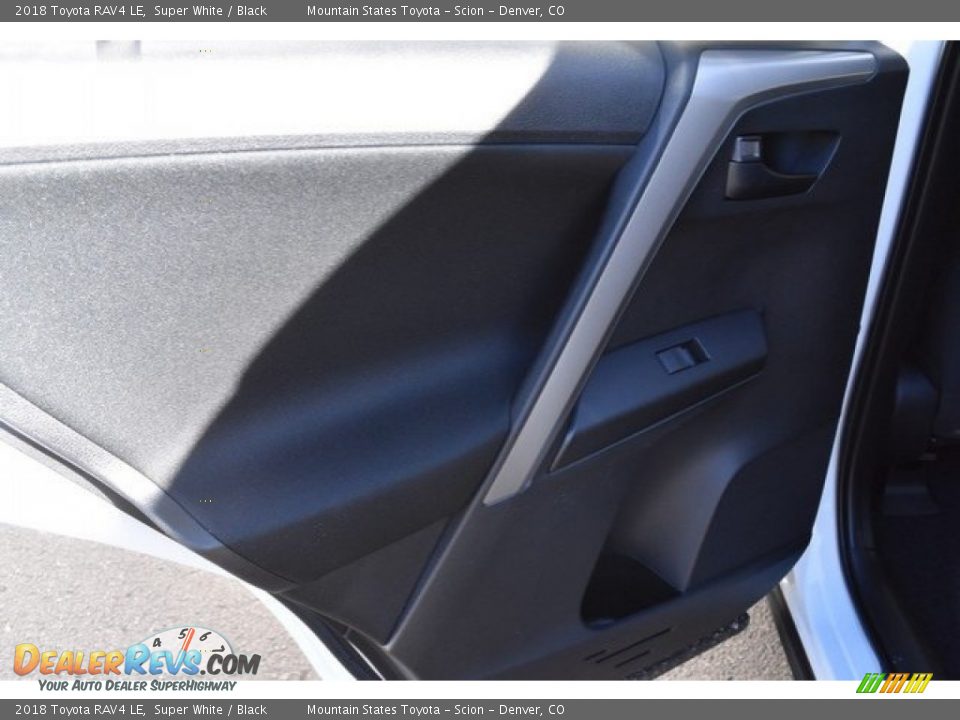 2018 Toyota RAV4 LE Super White / Black Photo #20