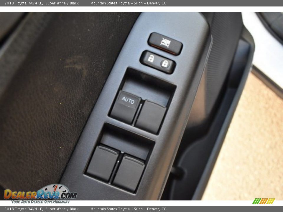 2018 Toyota RAV4 LE Super White / Black Photo #23