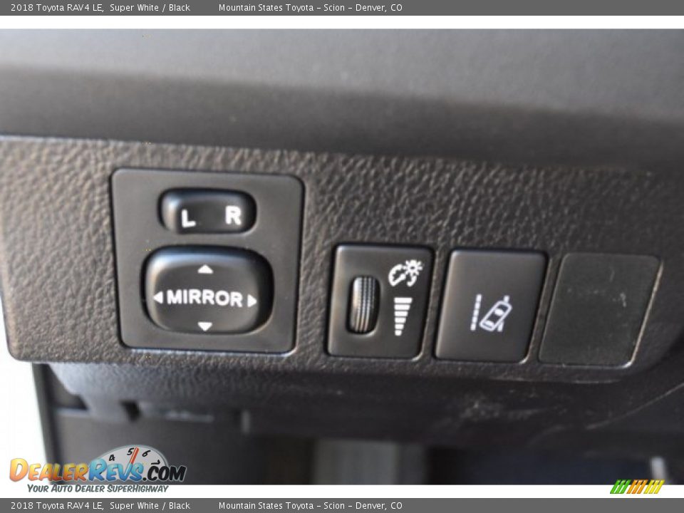 2018 Toyota RAV4 LE Super White / Black Photo #24