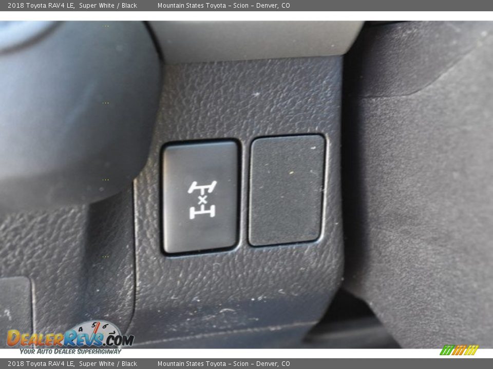 2018 Toyota RAV4 LE Super White / Black Photo #25