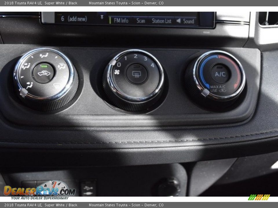 2018 Toyota RAV4 LE Super White / Black Photo #29