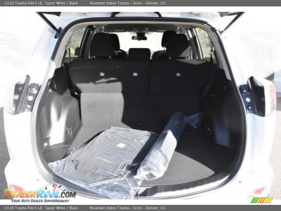 2018 Toyota RAV4 LE Super White / Black Photo #30