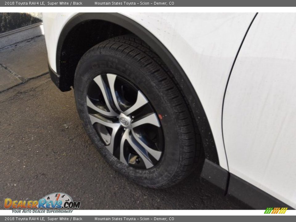 2018 Toyota RAV4 LE Super White / Black Photo #32
