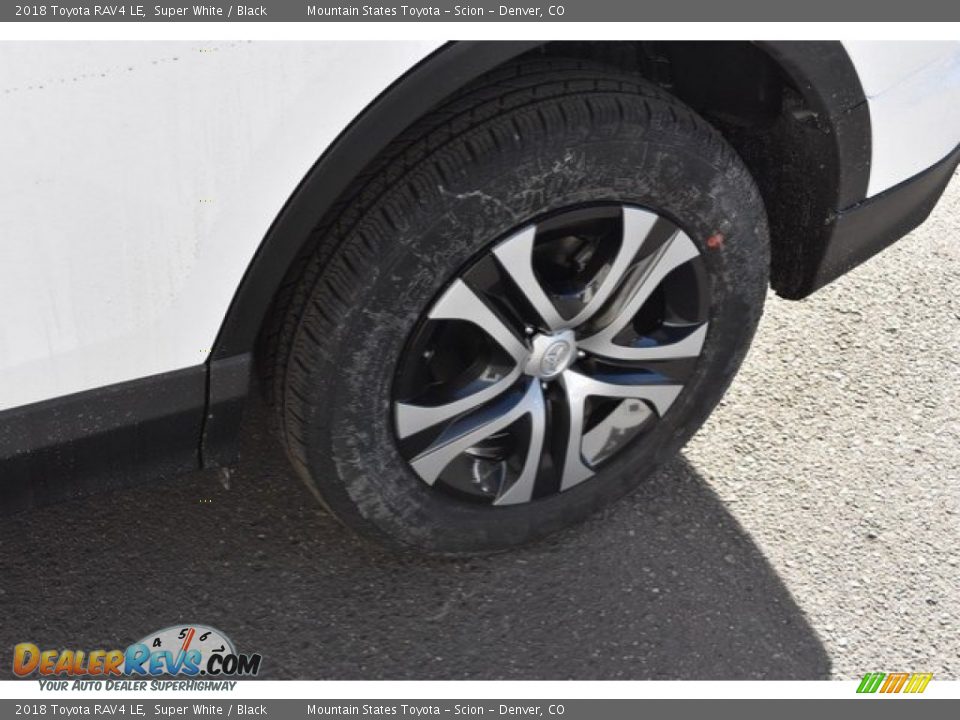2018 Toyota RAV4 LE Super White / Black Photo #33