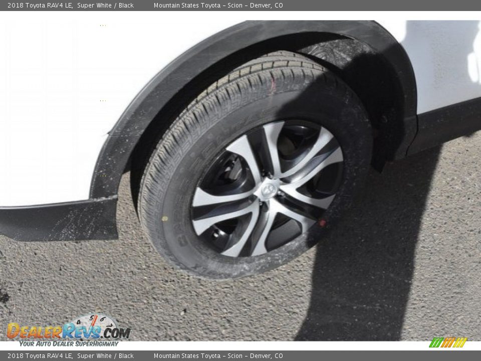 2018 Toyota RAV4 LE Super White / Black Photo #34
