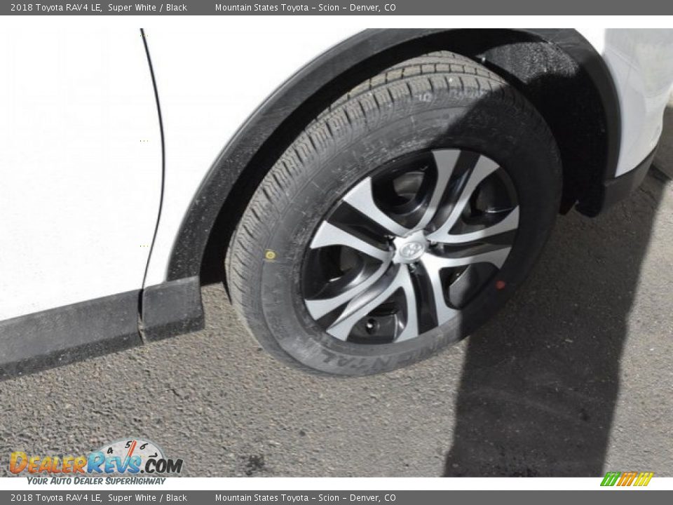 2018 Toyota RAV4 LE Super White / Black Photo #35