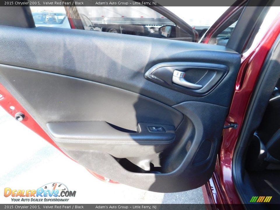 2015 Chrysler 200 S Velvet Red Pearl / Black Photo #33