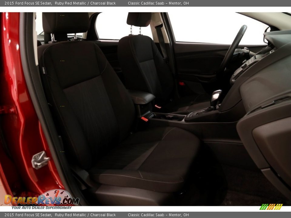 2015 Ford Focus SE Sedan Ruby Red Metallic / Charcoal Black Photo #12