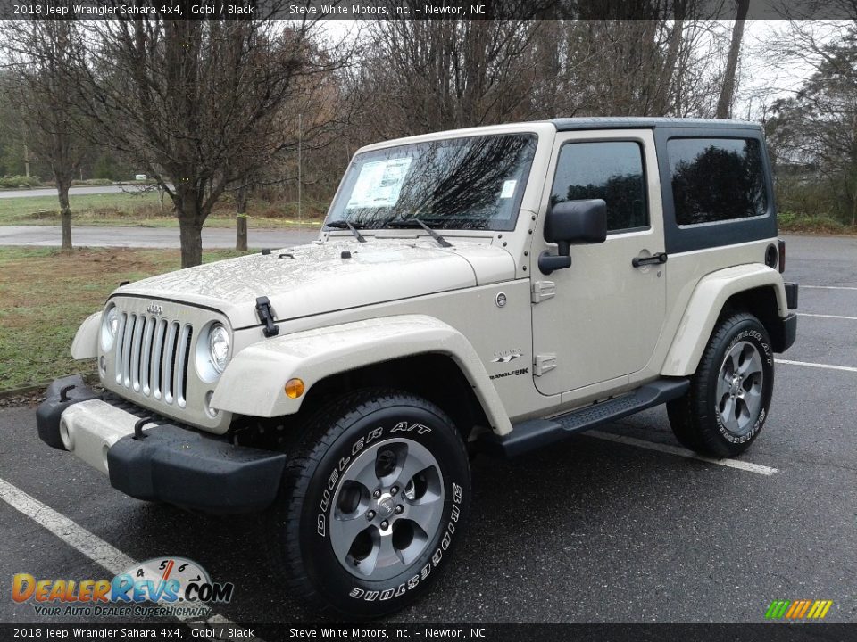 Front 3/4 View of 2018 Jeep Wrangler Sahara 4x4 Photo #2