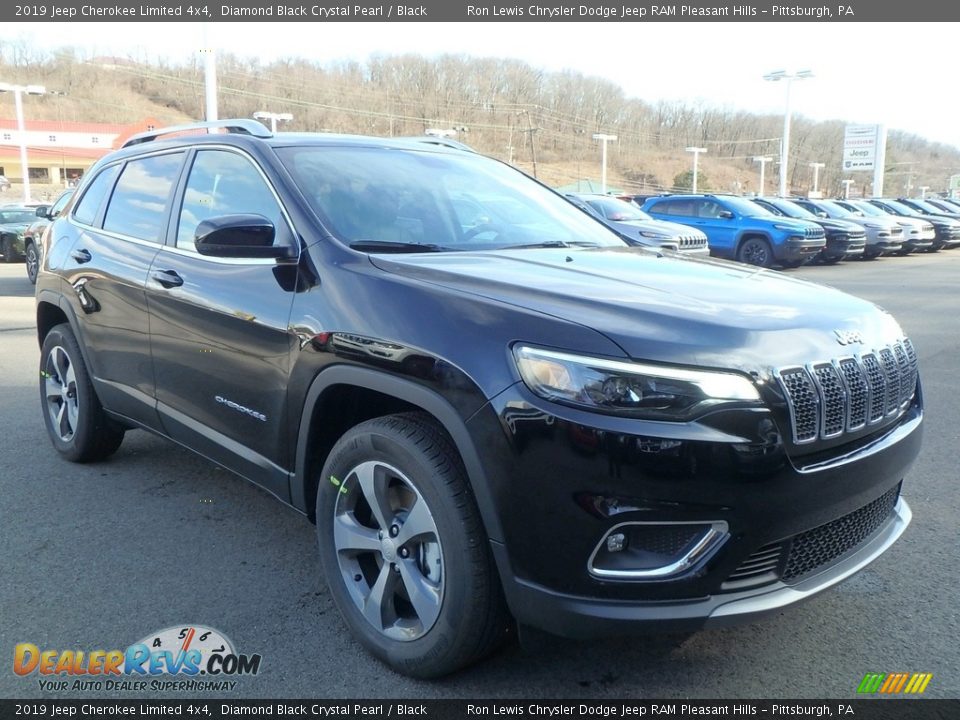 Front 3/4 View of 2019 Jeep Cherokee Limited 4x4 Photo #7