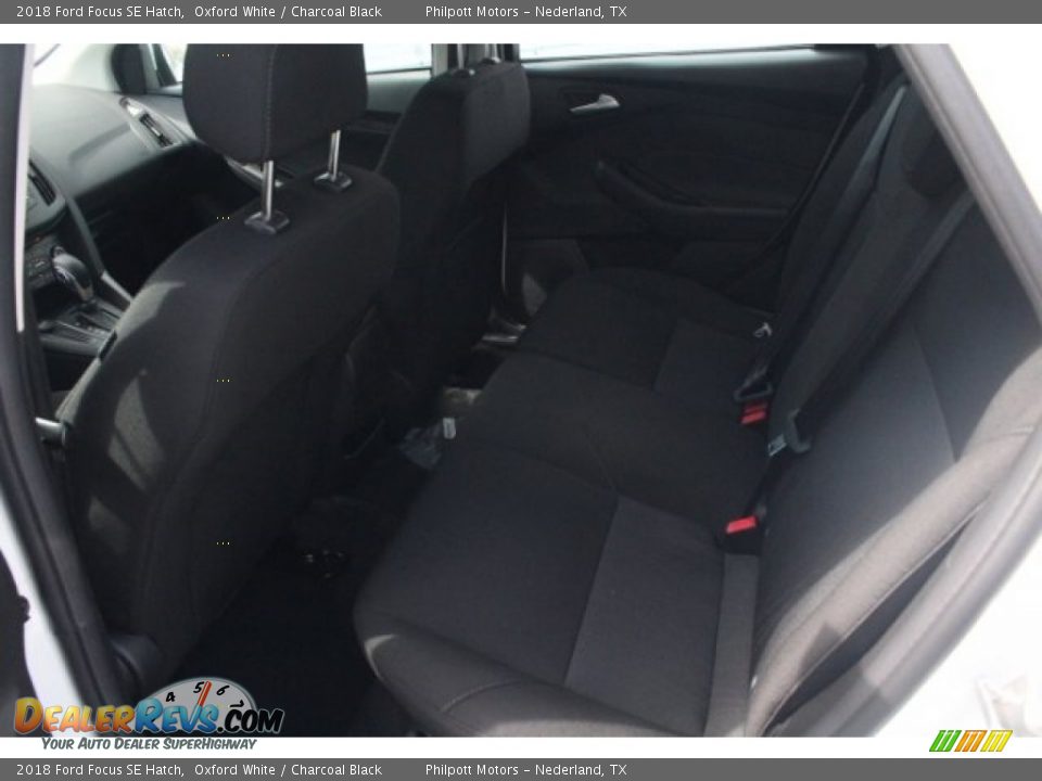 2018 Ford Focus SE Hatch Oxford White / Charcoal Black Photo #24
