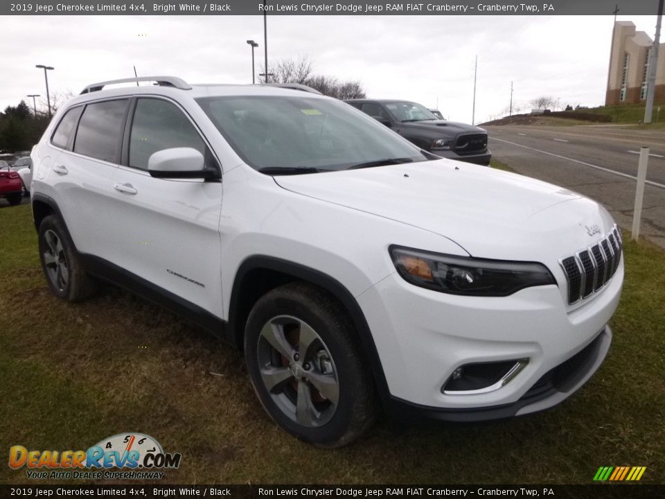Front 3/4 View of 2019 Jeep Cherokee Limited 4x4 Photo #7