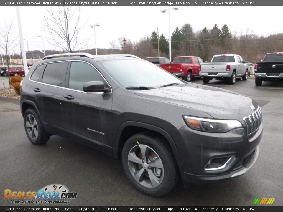 Front 3/4 View of 2019 Jeep Cherokee Limited 4x4 Photo #7