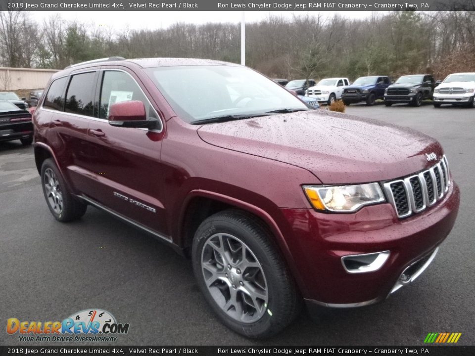 Front 3/4 View of 2018 Jeep Grand Cherokee Limited 4x4 Photo #7