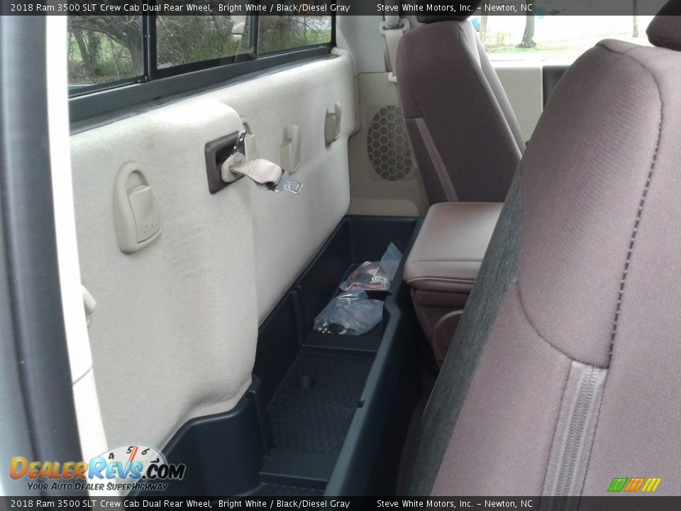 2018 Ram 3500 SLT Crew Cab Dual Rear Wheel Bright White / Black/Diesel Gray Photo #13
