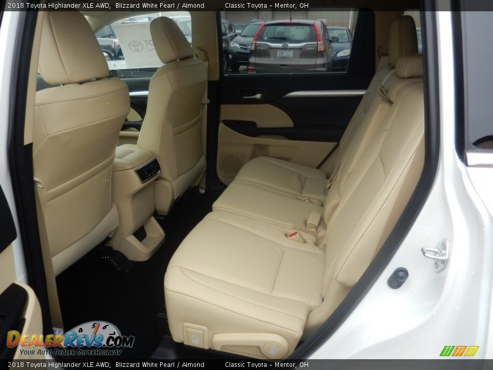 2018 Toyota Highlander XLE AWD Blizzard White Pearl / Almond Photo #4