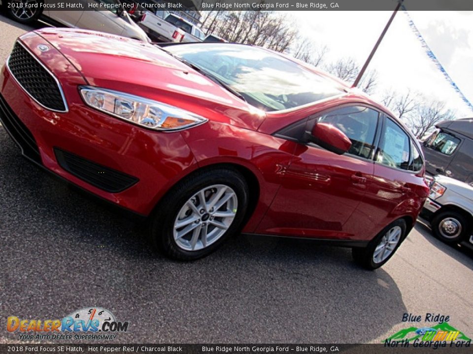 2018 Ford Focus SE Hatch Hot Pepper Red / Charcoal Black Photo #29