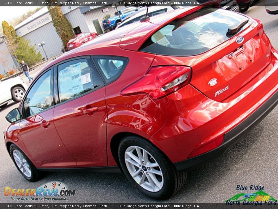 2018 Ford Focus SE Hatch Hot Pepper Red / Charcoal Black Photo #32