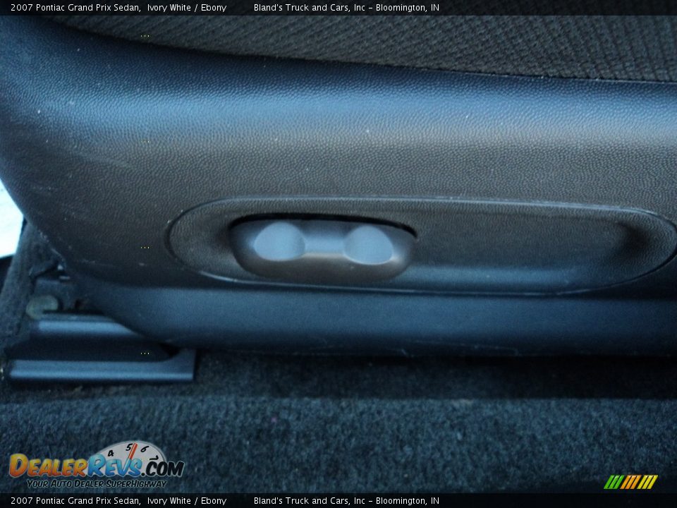 2007 Pontiac Grand Prix Sedan Ivory White / Ebony Photo #9